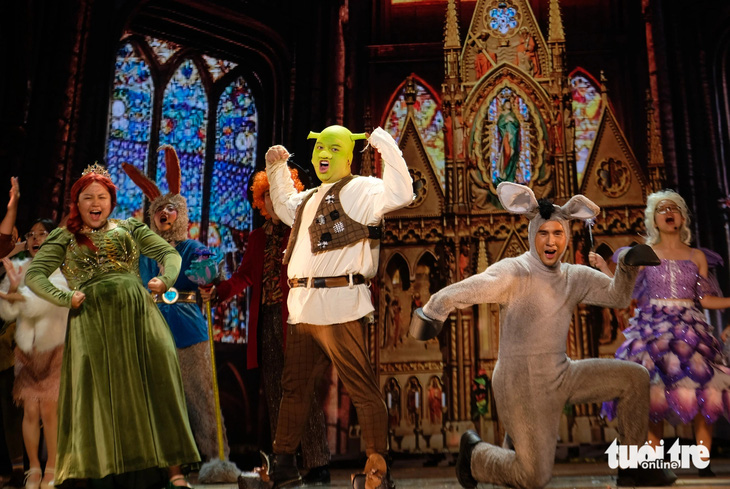 Từ trái qua, công chúa Fiona, Shrek và Donkey trong show nhạc kịch Shrek: On national tour - Ảnh: LINH ĐOAN