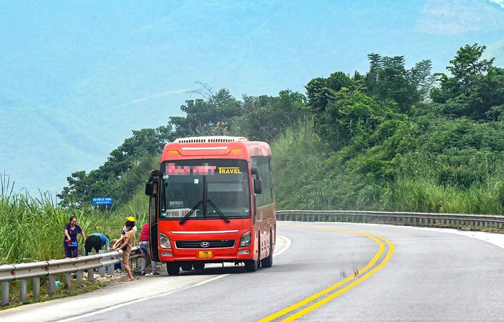 Ô tô dừng đón trả khách trên đường cao tốc Nội Bài - Lào Cai - Ảnh: HỒNG QUANG