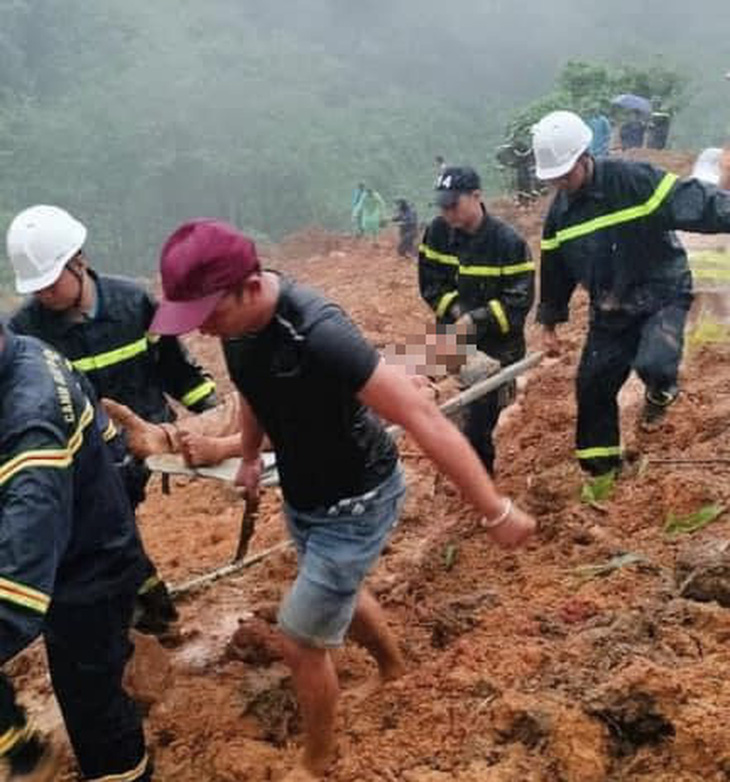 Lực lượng chức năng đưa nạn nhân ra khỏi vụ sạt lở - Ảnh: Công an Hà Giang 