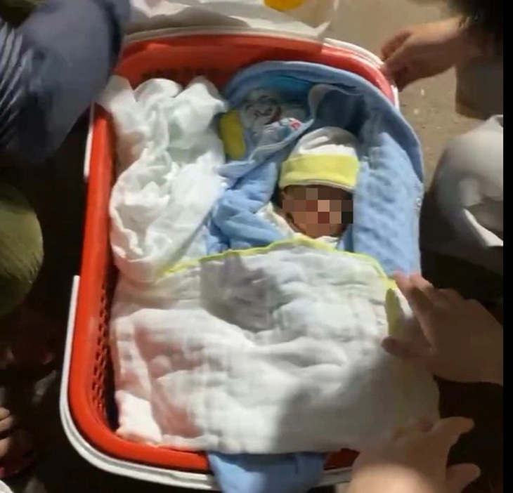 Hai bé trai sơ sinh bị bỏ rơi tại TP Bến Cát, tỉnh Bình Dương đang chờ tìm người thân - Ảnh: B.Đ. Một trong hai bé trai sơ sinh bị bỏ rơi tại TP Bến Cát, tỉnh Bình Dương - Ảnh: B.Đ.