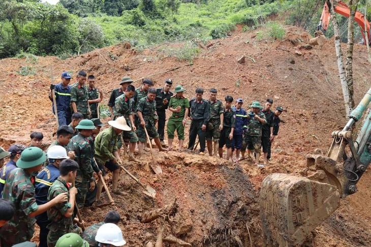 Lực lượng quân đội tham gia tìm kiếm cứu nạn - Ảnh: Công an cung cấp