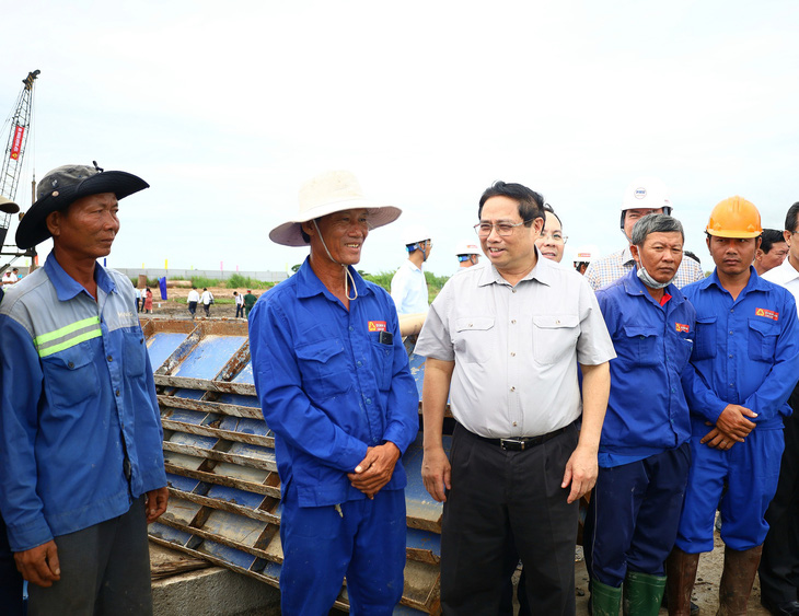 Trong hai ngày qua, Thủ tướng Phạm Minh Chính đã đi kiểm tra thực tế tại các công trường thi công đường cao tốc ở miền Tây và thăm hỏi, động viên các công nhân thi công các dự án này - Ảnh: TRUNG PHẠM