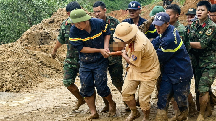 Cảnh sát đưa thi thể nạn nhân vụ sạt lở ra khỏi hiện trường - Ảnh: CỤC CẢNH SÁT GIAO THÔNG