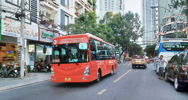 Xe buýt Phương Trang (Futa Buslines) tại TP Nha Trang (Khánh Hòa) - Ảnh: PHAN SÔNG NGÂN