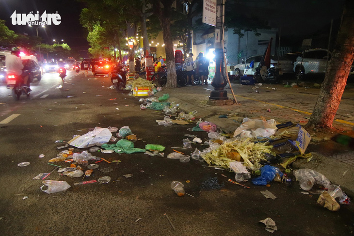 Một điểm tập trung rác gần khán đài bắn pháo hoa trên đường Trần Hưng Đạo - Ảnh: THANH NGUYÊN