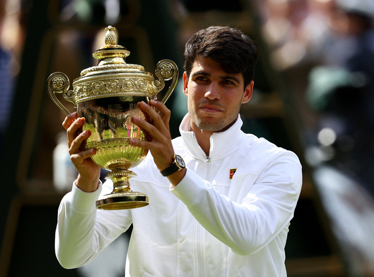 Carlos Alcaraz giành chức vô địch Wimbledon 2024 chỉ sau 3 ván trước Djokovic - Ảnh: REUTERS