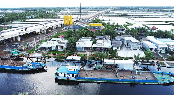 Bơm cát biển từ sà lan vào dự án cao tốc đoạn tỉnh Cà Mau - Ảnh: TH.HUYỀN