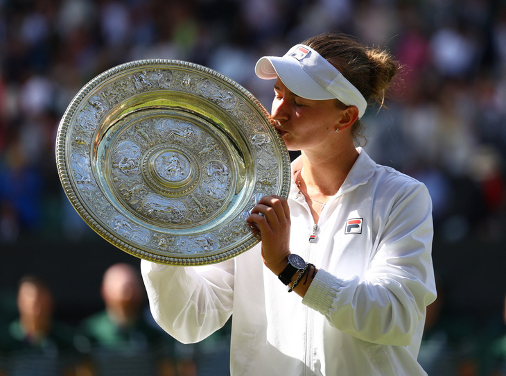 Krejcikova với chức vô địch Wimbledon đầu tiên trong sự nghiệp - Ảnh: Reuters