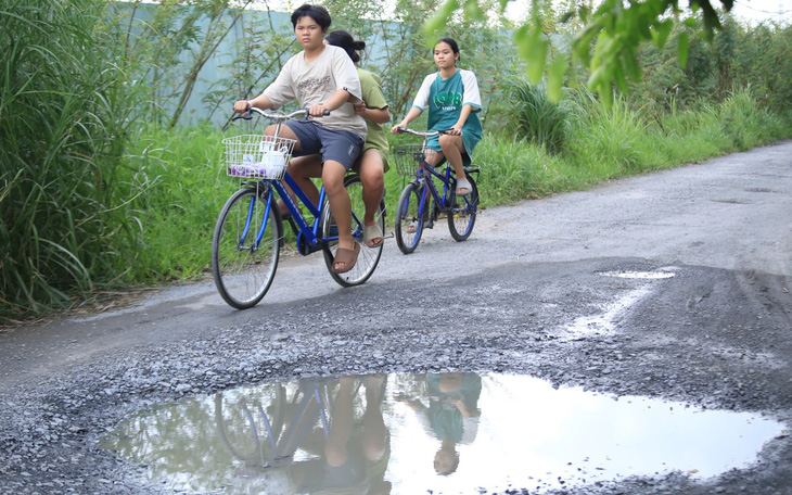 Suýt mất chân chỉ vì đi xe máy mà dùng... dép tông - Ảnh 6.