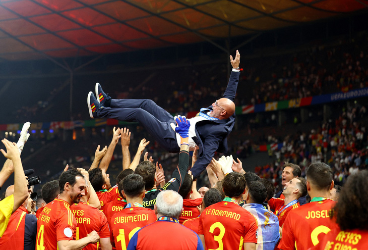 HLV Luis de la Fuente giúp tuyển Tây Ban Nha vô địch Euro 2024 - Ảnh: REUTERS