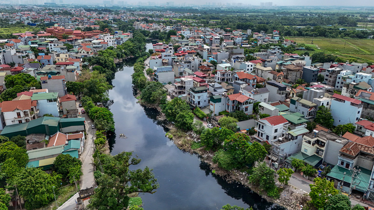 Sông Nhuệ đang gây ô nhiễm trầm trọng, ảnh hưởng đến không ít khu dân cư nhiều quận, huyện ở Hà Nội - Ảnh: DANH KHANG