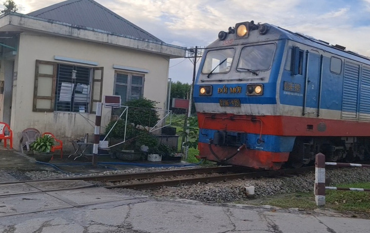 Tàu hỏa đi qua Quảng Ngãi bị ném đá vỡ cửa kính nhiều lần khiến ngành đường sắt lo lắng - Ảnh: TRẦN MAI