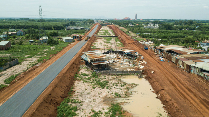 Đoạn cao tốc Biên Hòa - Vũng Tàu qua địa bàn Đồng Nai nằm lọt thỏm giữa tuyến đường T1, T2 (kết nối với sân bay Long Thành) - Ảnh: SƠN ĐỊNH