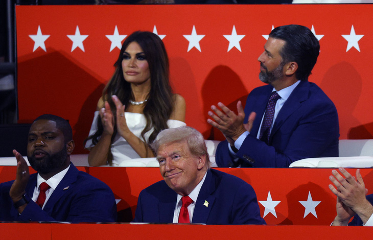 Ông Trump, con trai Donald Trump Jr., con dâu Kimberly Guilfoyle và Dân biểu Byron Donalds (trái, trước) vỗ tay tại Đại hội toàn quốc đảng Cộng hòa ở Milwaukee ngày 15-7 - Ảnh: REUTERS