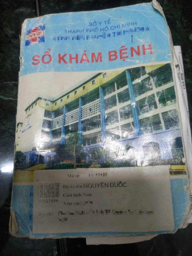 Hiện sổ khám bệnh bằng giấy mòn và rách một góc, những dòng chữ trên sổ cũng nhòa đi - Ảnh: NGUYỄN ĐƯỚC