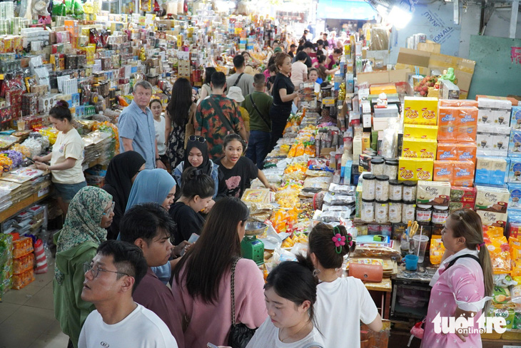 Khách du lịch quốc tế kín chợ Hàn, Đà Nẵng - Ảnh: TRƯỜNG TRUNG