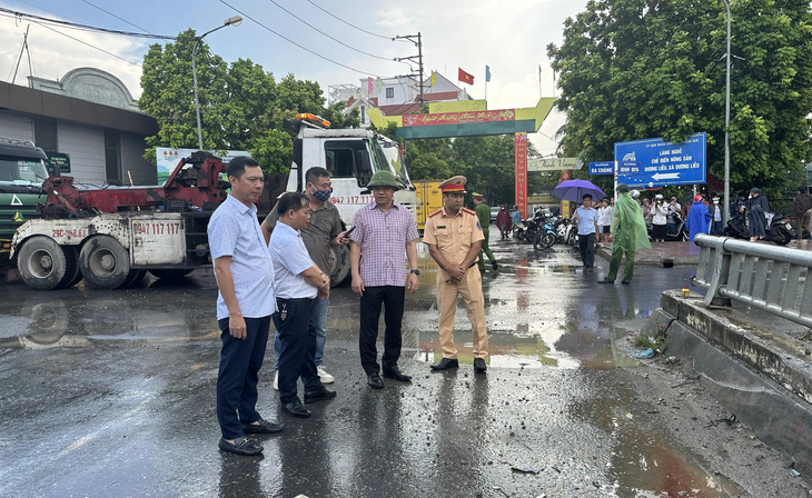 Đoàn công tác của Ủy ban An toàn giao thông quốc gia kiểm tra hiện trường vụ tai nạn khiến 4 mẹ con thiệt mạng - Ảnh: K.THẢO