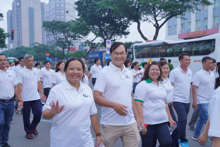 Chương trình đi bộ "Cán bộ, công chức, viên chức và doanh nghiệp quận 5 - Gắn kết, phát triển, nghĩa tình" cũng kêu gọi vận động ủng hộ Quỹ Đền ơn đáp nghĩa - Ảnh: BTC