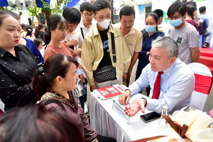 PGS.TS Bùi Hoài Thắng - trưởng phòng đào tạo Trường ĐH Bách khoa, ĐH Quốc gia TP.HCM - tư vấn cho thí sinh, phụ huynh tại Ngày hội lựa chọn nguyện vọng 2023 - Ảnh: T.T.D.