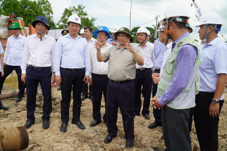 Thủ tướng Chính phủ Phạm Minh Chính trong một lần kiểm tra tại công trường thi công dự án cao tốc Cao Lãnh - An Hữu thành phần 1, tỉnh Đồng Tháp - Ảnh: MẬU TRƯỜNG