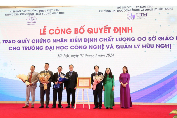 Trường Đại học Công nghệ và Quản lý Hữu Nghị nhận Giấy chứng nhận đạt chuẩn kiểm định chất lượng cơ sở giáo ĐH chu kỳ 2 - Ảnh: UTM