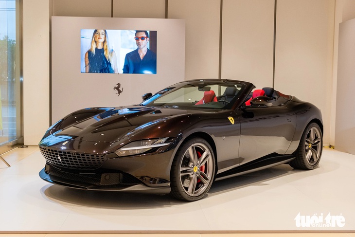 Chi tiết Ferrari Roma Spider ở Việt Nam: Giá từ 20 tỉ, nhiều tùy chọn cho dân chơi có gu- Ảnh 1. Kể từ năm 1969 khi chiếc 35 GTS4 được sản xuất, đã hơn 50 năm trôi qua, Ferrari mới tung ra một mẫu xe mui trần mới. Chiếc Ferrari Roma Spider mang đậm nét hoài cổ, phảng phất nét đẹp của cuộc sống Ý thập niên 1950-1960 nhưng lại được thiết kế với những đường nét tinh tế và hiện đại hơn.