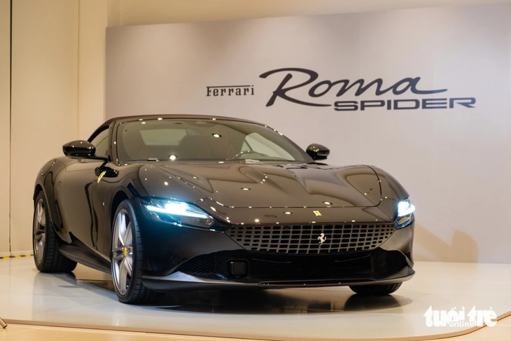 Chi tiết Ferrari Roma Spider ở Việt Nam: Giá từ 20 tỉ, nhiều tùy chọn cho dân chơi có gu- Ảnh 3. Về tổng thể, Ferrari Roma Spider không khác phiên bản Coupe. Điểm khác biệt lớn nhất nằm ở phần mui vải có thể đóng mở trong 13,5 giây ở vận tốc dưới 60km/h.