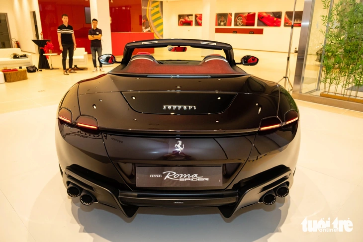 Chi tiết Ferrari Roma Spider ở Việt Nam: Giá từ 20 tỉ, nhiều tùy chọn cho dân chơi có gu- Ảnh 7. Phần mui của xe được thiết kế tinh tế nhằm giảm trọng lượng nhưng vẫn đảm bảo được độ bền và sự vững chãi. Khi được xếp gọn vào khoang sau, mui xe chỉ cao 22cm, thấp nhất phân khúc, giúp tăng thêm diện tích cho khoang hành lý lên đến 225 lít khi mở mui.