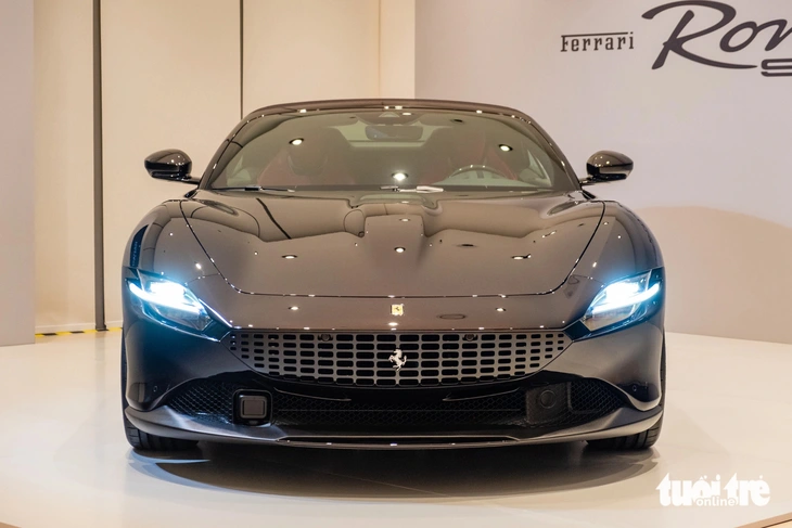Chi tiết Ferrari Roma Spider ở Việt Nam: Giá từ 20 tỉ, nhiều tùy chọn cho dân chơi có gu- Ảnh 8. Hãng sản xuất siêu xe Ý tuyên bố rằng chiếc Ferrari Roma Spider có khả năng vận hành không hề kém cạnh phiên bản Coupe, kể cả khi đang mở mui. Việc này không hề dễ dàng, do đặc trưng của xe mui trần là luồng không khí bất ổn và hỗn loạn trong khoang lái khi xe chạy với tốc độ cao.