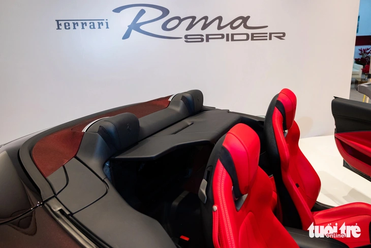 Chi tiết Ferrari Roma Spider ở Việt Nam: Giá từ 20 tỉ, nhiều tùy chọn cho dân chơi có gu- Ảnh 9. Ferrari đã giải quyết vấn đề này bằng cách thiết kế một tấm hướng gió độc quyền, đặt ở tựa lưng ghế ngồi. Khi không có người ngồi sau, người lái có thể kích hoạt tấm hướng gió này thông qua một nút bấm trên bảng điều khiển chính trung tâm. Hệ thống lò xo khí nén chịu trách nhiệm đóng mở tấm hướng gió được thiết kế để hoạt động một cách mượt mà dưới mọi điều kiện, và có thể được triển khai ở tốc độ đến 170km/h.