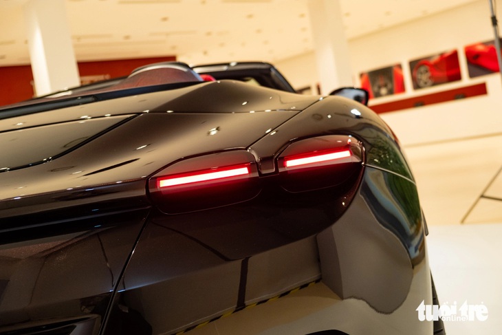 Chi tiết Ferrari Roma Spider ở Việt Nam: Giá từ 20 tỉ, nhiều tùy chọn cho dân chơi có gu- Ảnh 12. Chiếc Ferrari Roma Spider chia sẻ khung gầm với bản coupe, tuy nhiên được bổ sung thêm một số chi tiết thiết kế mới. Phần sau xe lấy cảm hứng từ Ferrari Portofino M. Bậc cửa được thiết kế riêng cho Roma Spider, cùng với những thay đổi cần thiết khác để tích hợp mui gập mềm, cột A và phần bao quanh kính chắn gió.