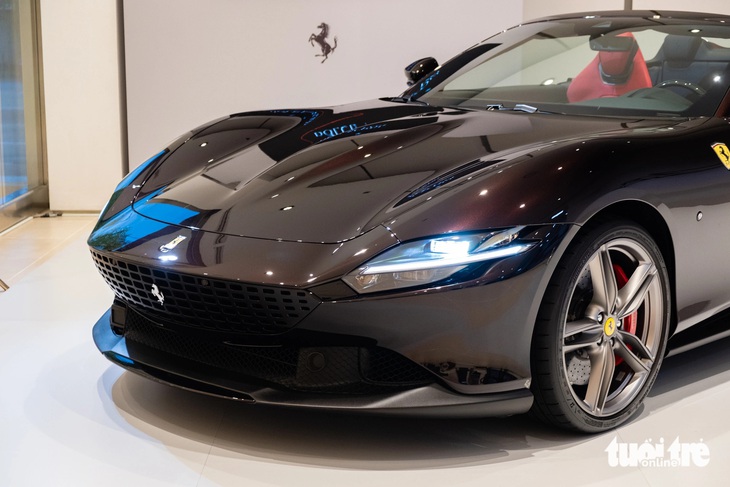 Chi tiết Ferrari Roma Spider ở Việt Nam: Giá từ 20 tỉ, nhiều tùy chọn cho dân chơi có gu- Ảnh 13. Mẫu GT 2+2 nước Ý sở hữu động cơ V8 3.9L tăng áp kép từng được vinh danh là “Động cơ của năm” 4 lần liên tiếp và “Động cơ tốt nhất trong 20 năm qua” năm 2018. Động cơ này mang đến sức mạnh 621 mã lực, 760Nm mô-men xoắn đi kèm hộp số ly hợp kép 8 cấp. Hệ thống này cho phép xe tăng tốc 0-100km/h trong 3,4 giây trước khi đạt tốc độ tối đa 320km/h.
