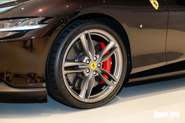 Chi tiết Ferrari Roma Spider ở Việt Nam: Giá từ 20 tỉ, nhiều tùy chọn cho dân chơi có gu- Ảnh 14. Ferrari Roma Spider sở hữu công nghệ bơm dầu được cải tiến, giúp giảm 70% thời gian tăng áp khi khởi động nguội, cũng như tăng tốc độ dòng chảy ở vòng tua trung bình. Hộp số 8 cấp ly hợp kép tương tự SF90 Stradale, nhưng có thêm một số cải tiến bao gồm tỉ số truyền dài hơn và cách thiết lập số lùi, từ đó tối ưu hóa kích thước hộp số và cách lắp đặt trên xe.