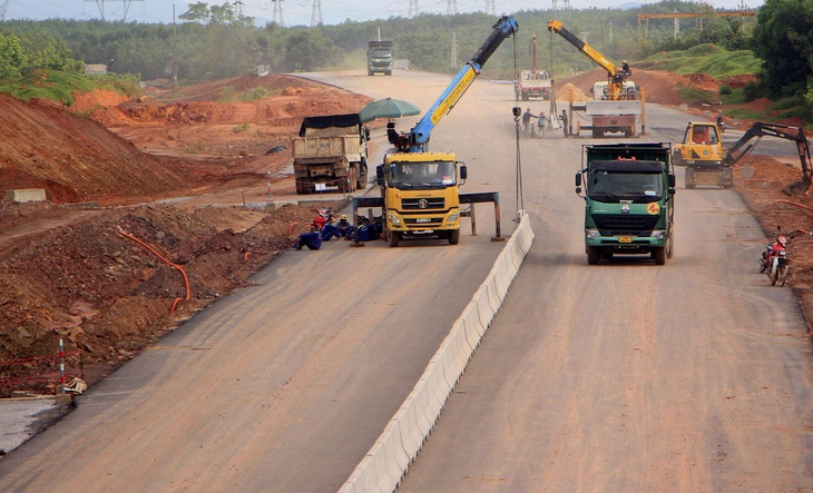 Đoạn cao tốc Bắc - Nam qua thị trấn Nông trường Việt Trung bị Bộ trưởng Nguyễn Văn Thắng phê bình vì một số vị trí nền đất yếu, thiếu vật liệu - Ảnh: QUỐC NAM