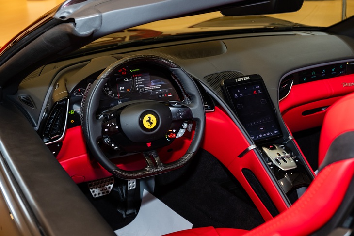 Chi tiết Ferrari Roma Spider ở Việt Nam: Giá từ 20 tỉ, nhiều tùy chọn cho dân chơi có gu- Ảnh 16. Màn hình trung tâm dạng dọc kích thước 8,4 inch hỗ trợ Android Auto và Apple CarPlay không dây.