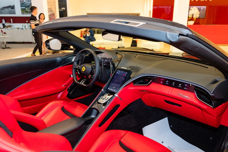 Chi tiết Ferrari Roma Spider ở Việt Nam: Giá từ 20 tỉ, nhiều tùy chọn cho dân chơi có gu- Ảnh 17. Khách có thể tùy chọn màn hình trên táp lô bên ghế phụ để hiển thị bản đồ định vị, thông số vận hành và hệ thống điều hòa, giải trí. Ghế ngồi chỉnh điện 18 hướng có sưởi, tùy chọn giữ ấm cổ dùng cho những ngày trời lạnh.