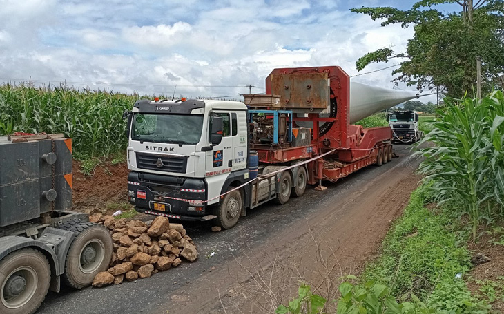 Dân chia ca canh giữ, không cho đoàn xe chở cánh quạt điện gió di chuyển