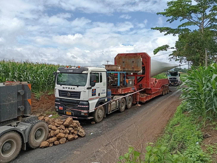 Người dân xã Ia Le, huyện Chư Pưh, Gia Lai, đổ đá chặn đoàn xe tải chở cánh quạt điện gió vào Nhà máy điện gió Ia Le 1 - Ảnh: B.A. 