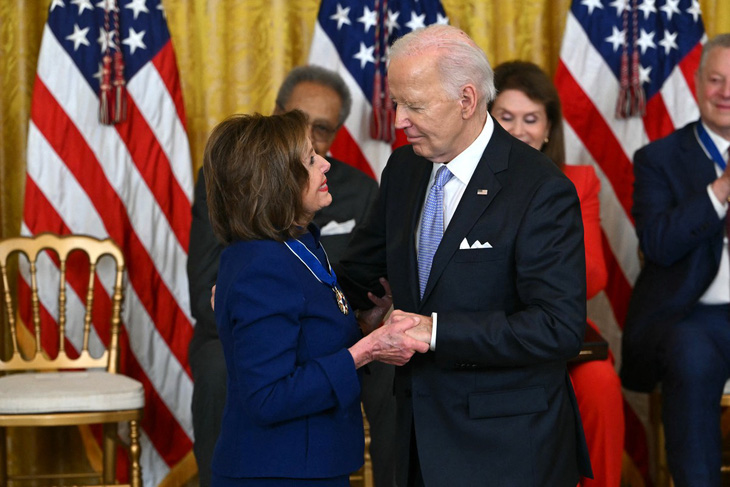 Tổng thống Mỹ Joe Biden trao Huân chương Tự do của tổng thống cho cựu chủ tịch Hạ viện Nancy Pelosi tại Nhà Trắng ở Washington, Mỹ, ngày 3-5 - Ảnh: AFP