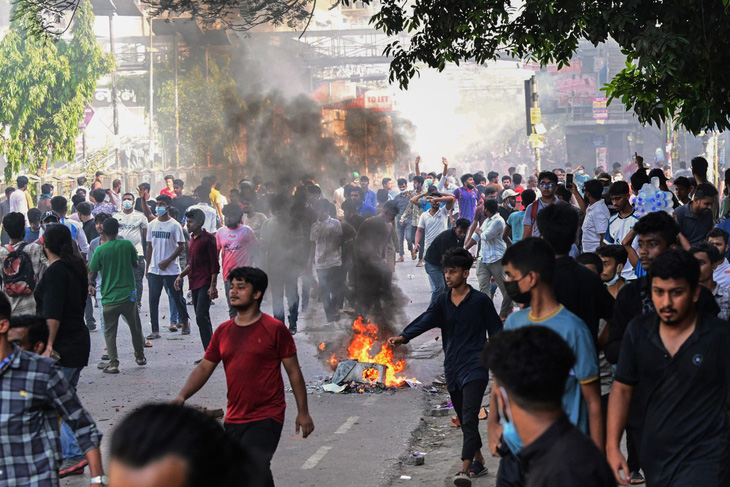 Người biểu tình trên đường phố ở thủ đô Dhaka của Bangladesh ngày  18-7 - Ảnh: AFP