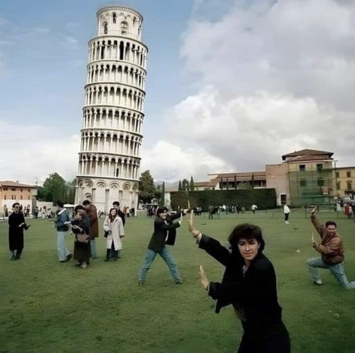 Trung bình du khách tham quan tháp nghiêng Pisa kiểu... 