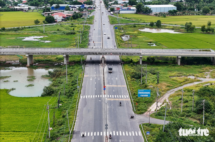 Cầu vượt đường Hồ Chí Minh qua quốc lộ 22 (tỉnh Tây Ninh) - Ảnh: CHÂU TUẤN