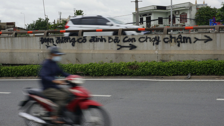 Dòng chữ này nhắc nhở người đi xe máy qua khu vực cầu vượt Linh Xuân (TP.HCM), “điểm đen” về nạn rải đinh - Ảnh: ĐÌNH KHẢI