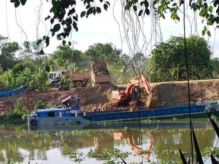 Sà lan nhận bùn đất từ bãi chứa sau đó chuyển ra khỏi tỉnh Long An - Ảnh bạn đọc cung cấp