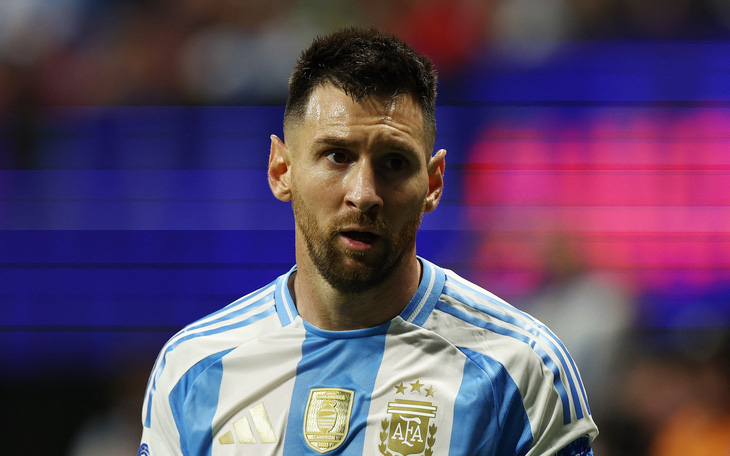 Thứ trưởng Argentina bị cho thôi việc vì ép Messi xin lỗi