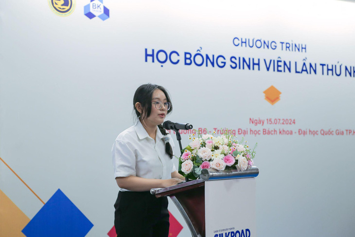 Bạn Phan Huỳnh Trâm - sinh viên trường Đại học Kinh tế TP. HCM, đại diện cho các bạn được nhận học bổng phát biểu tại sự kiện