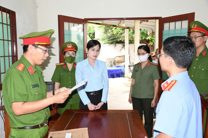 Cơ quan cảnh sát điều tra tống đạt các quyết định với bà Hồng - Ảnh: HỒ GIANG