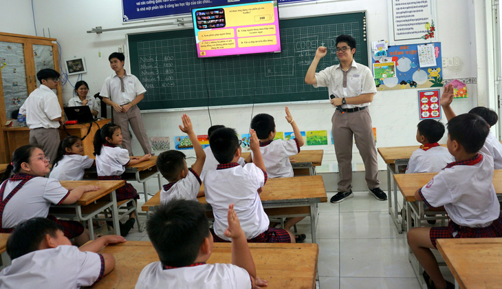 Các em học sinh hào hứng tham gia bài học của các anh chị thực hiện dự án AI4K  - Ảnh: MỸ DUNG