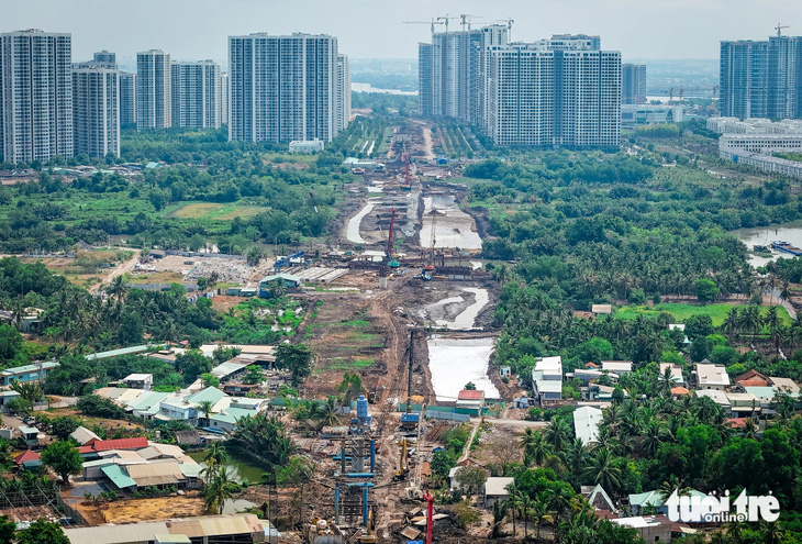 Từ nay đến tháng 8-2024, dự án vành đai 3 TP.HCM có cát để gia tải - Ảnh: CHÂU TUẤN