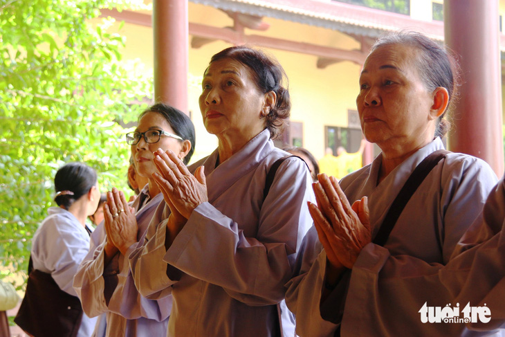 Hàng trăm phật tử, người dân đã đến Tổ đình Từ Đàm để thắp nén hương tưởng nhớ cố giáo sư Cao Huy Thuần - Ảnh: NHẬT LINH